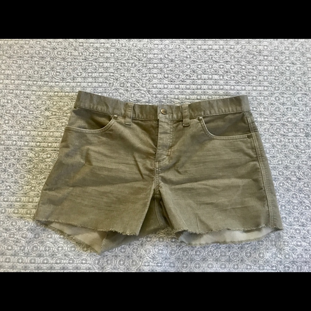 Carve Designs Oahu shorts (Moss green, size 4)